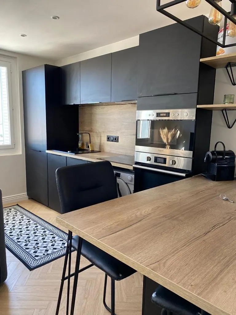 Appartement Moderne Avec Garage Et Acces Metro A 100M فيليوربان